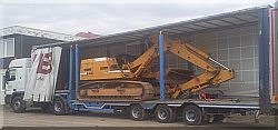 Baggertransport mit Tiefbettauflieger, geschlossen